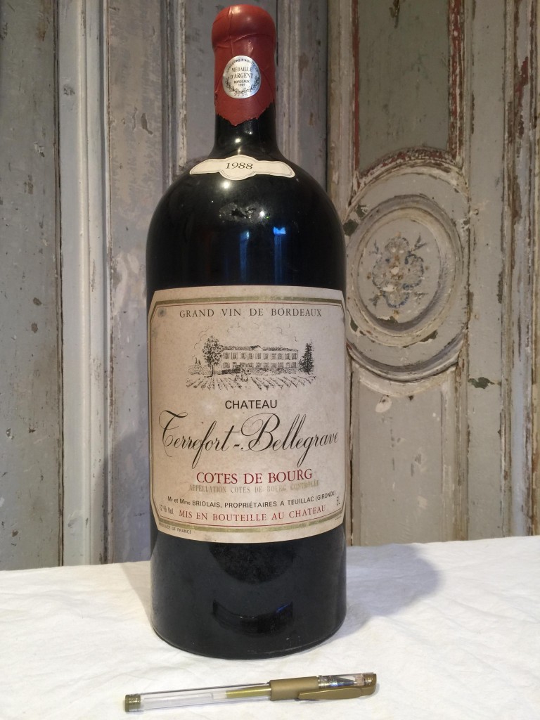 Bouteille jéroboam de 5 litres de vin de Bordeaux.