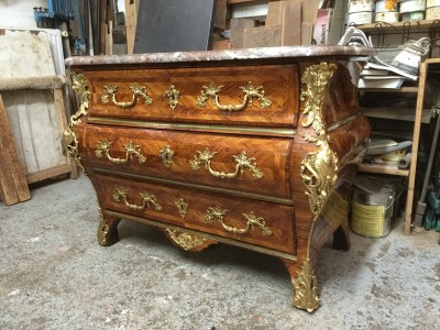 Commode Louis XIV-Regence de forme tombeau.