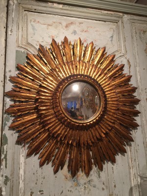 Miroir sorcière en bois doré.