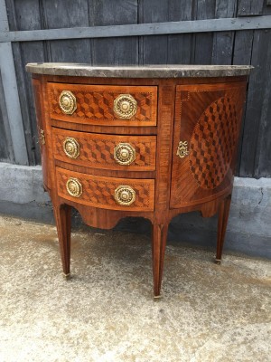 Commode demi-lune de style Louis XVI.