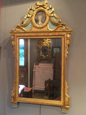 Miroir d’époque Lois XVI en bois doré.