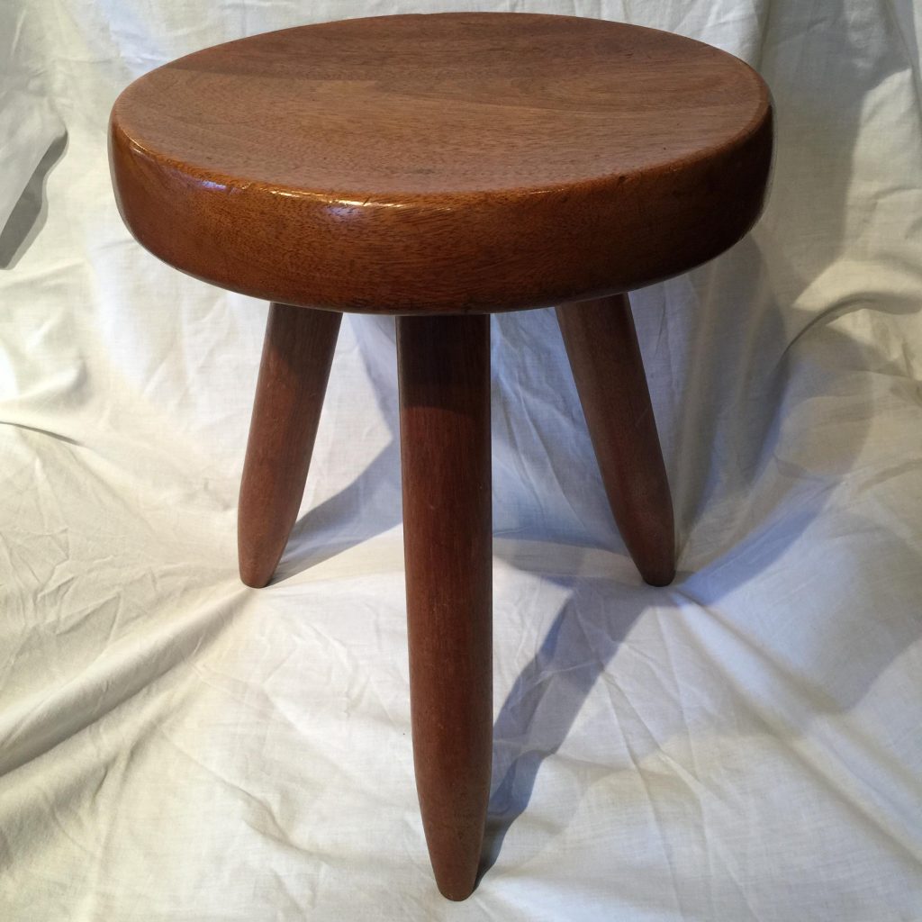 Tabouret haut de Charlotte Perriand.