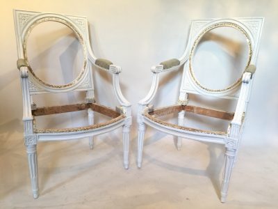 Paire de fauteuils à dossiers plats d’époque Louis XVI.