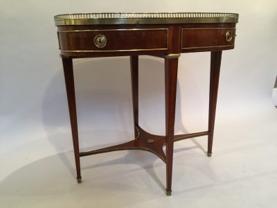 Table ovale apparentée a une table bouillotte d’époque XVIII ème siècle.