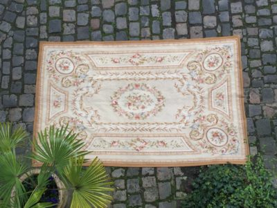 Tapis dans le style Aubusson Louis XVI.