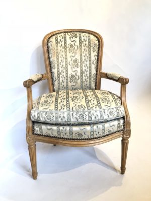 Fauteuil en cabriolet estampillé Jean Avisse.