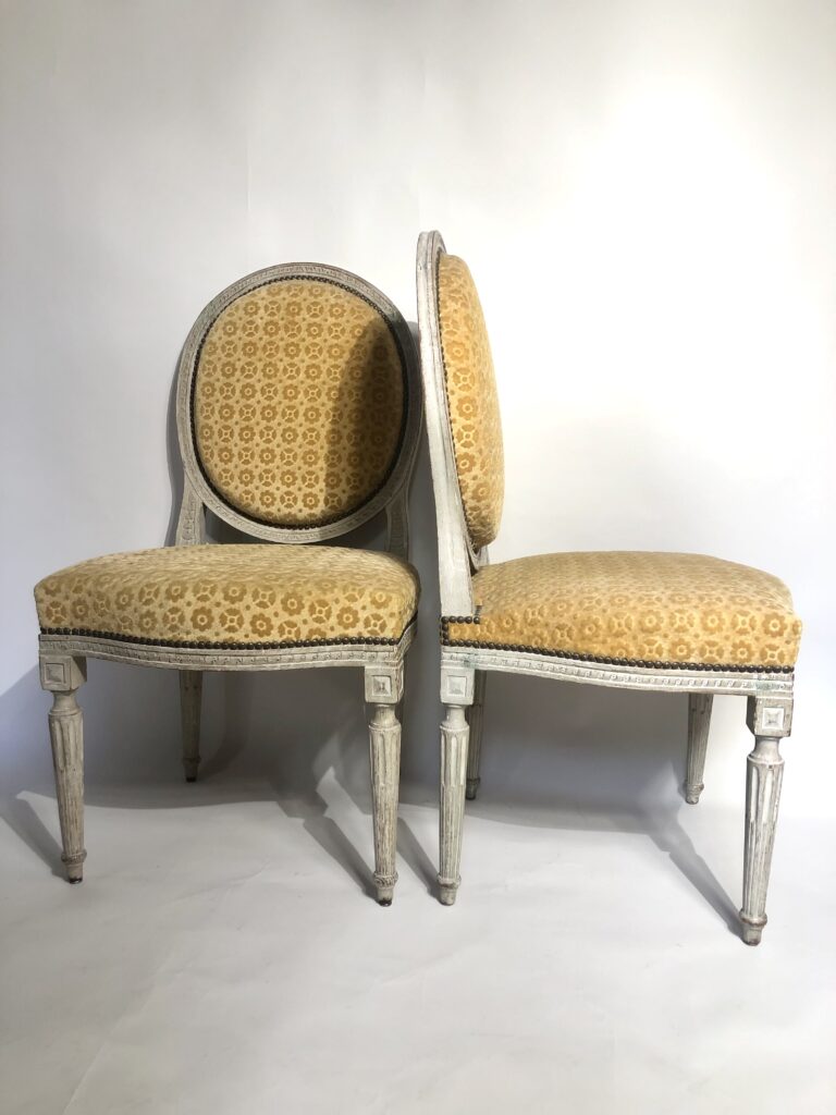 Paire de chaise d’époque Louis XVI en bois peint. 650€.