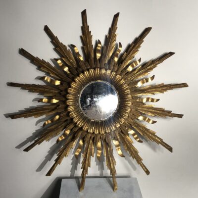 Miroir soleil en bois doré des années 1950. 740€.