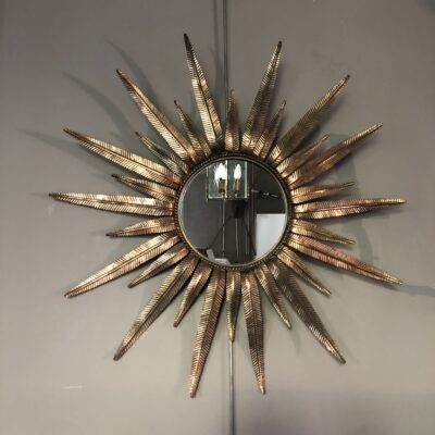 Miroir soleil des années 1960 en cuivre. 380€.