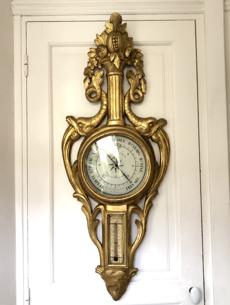 Baromètre d’époque Louis XVI en bois doré. 1800€.