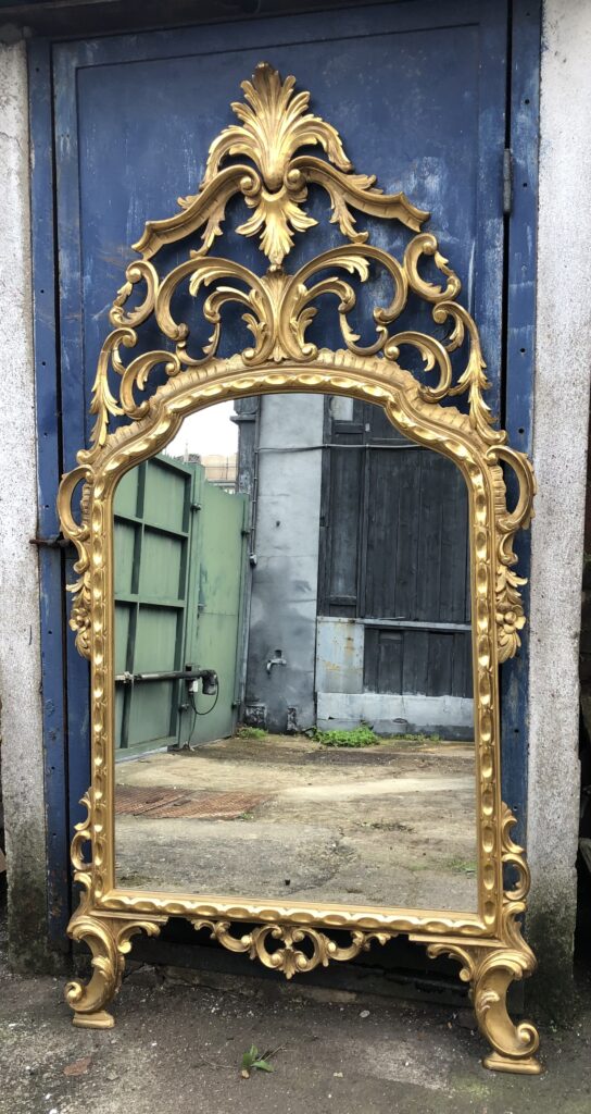 Miroir en bois doré de style vénitien. 900€